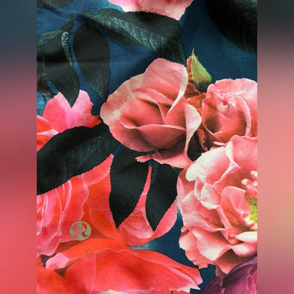 Women’s Lululemon Floral Lightened Up Singlet Tank Secret Garden / Black EUC - Picture 8 of 8